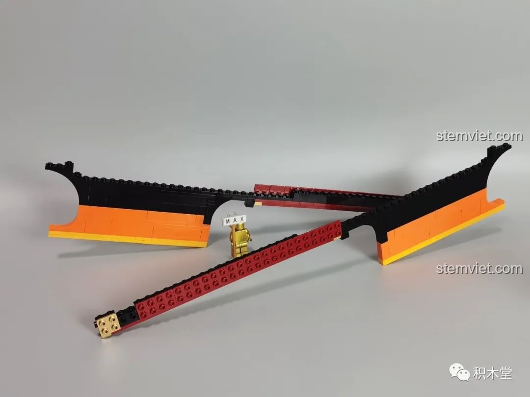 Giai đoạn đầu lắp ráp hai thanh đao của bộ đồ chơi mô hình Thanh gươm diệt quỷ của Âm Trụ.