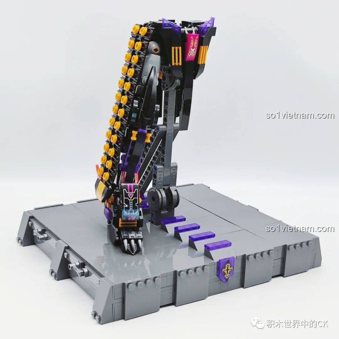 Lắp ráp phần thân dưới của robot Mecha JIESTAR 67010 Kỵ Sĩ Tai Ương, một bước quan trọng trong quá trình xây dựng mô hình.