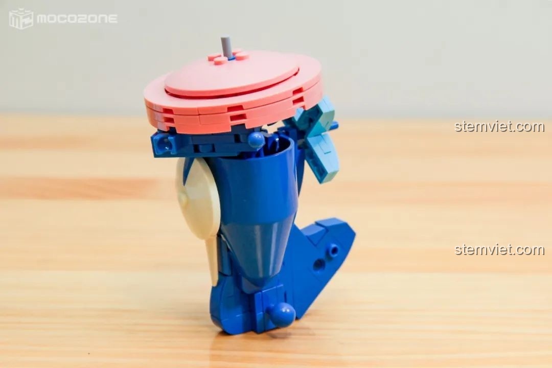 Quá trình lắp ráp phần thân của figure Greninja Keeppley, sử dụng các chi tiết màu xanh và hồng đặc trưng.