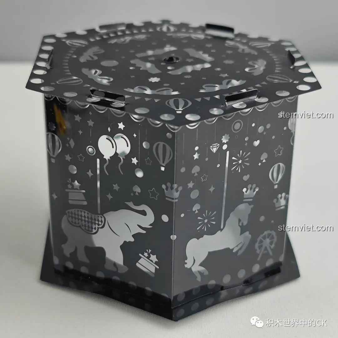 Phần thân hộp nhạc JAKI JK1366 được lắp ráp từ các mảnh ghép trong suốt có họa tiết, tạo hình ảnh công viên giải trí khi bật đèn. Đánh giá JAKI JK1366 Đồ chơi hộp nhạc DIY.