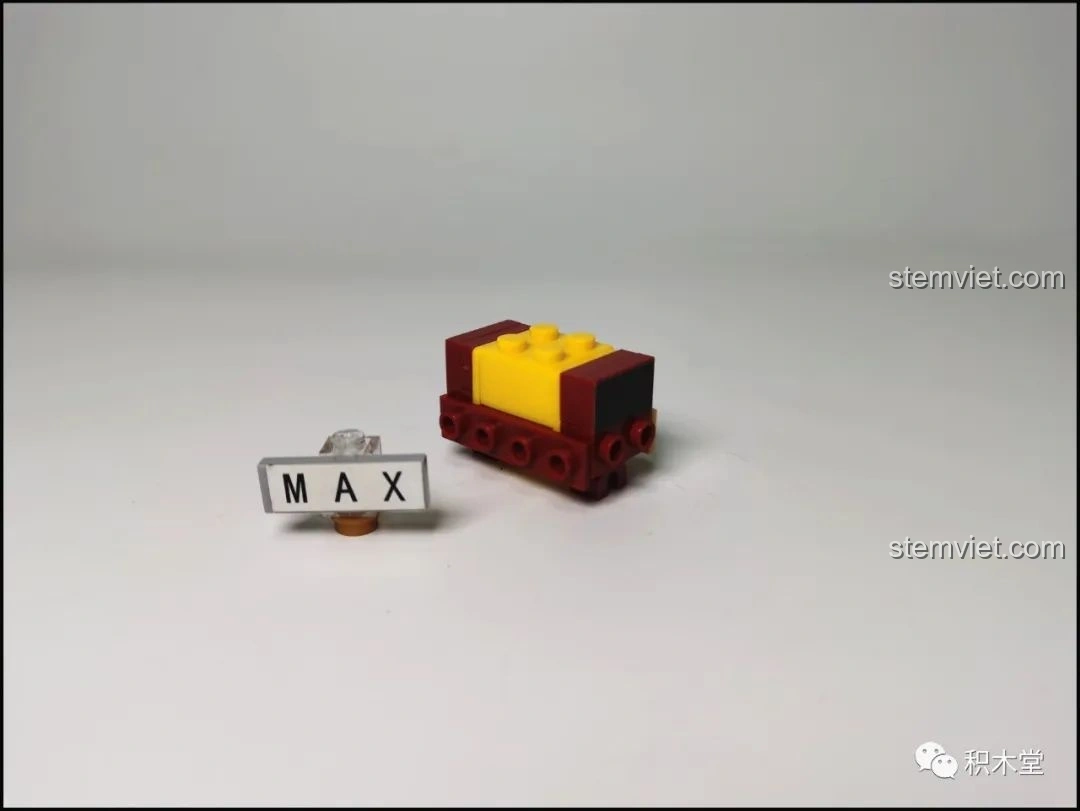 Bước đầu tiên trong quá trình lắp ráp thân mô hình Sluban Q-Bricks Lưu Bị.