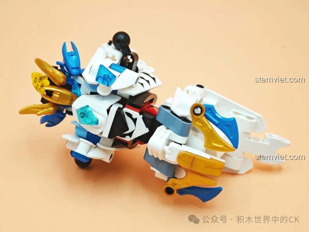 Quá trình lắp ráp phần thân của Robot Mecha Bạch Hổ, với tông màu trắng, xanh và vàng.