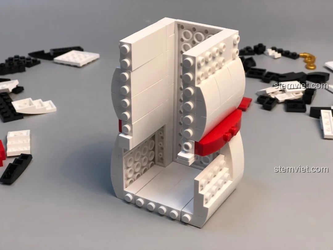 Thân Bút Đựng Bút Người Tuyết JAKI đang được lắp ráp, tạo hình trụ rỗng để đựng bút.