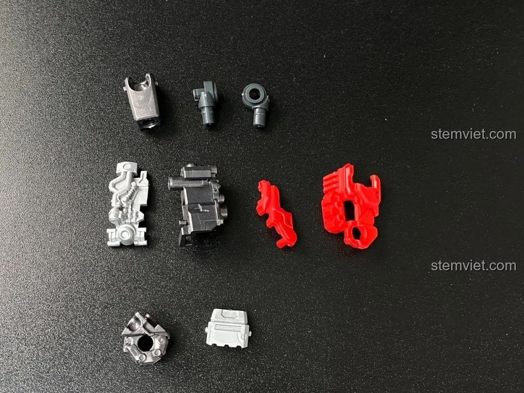 Phần thân của mô hình Optimus Prime BLOKEES 71141 đang được lắp ráp, với đèn LED đã tích hợp và phát sáng.