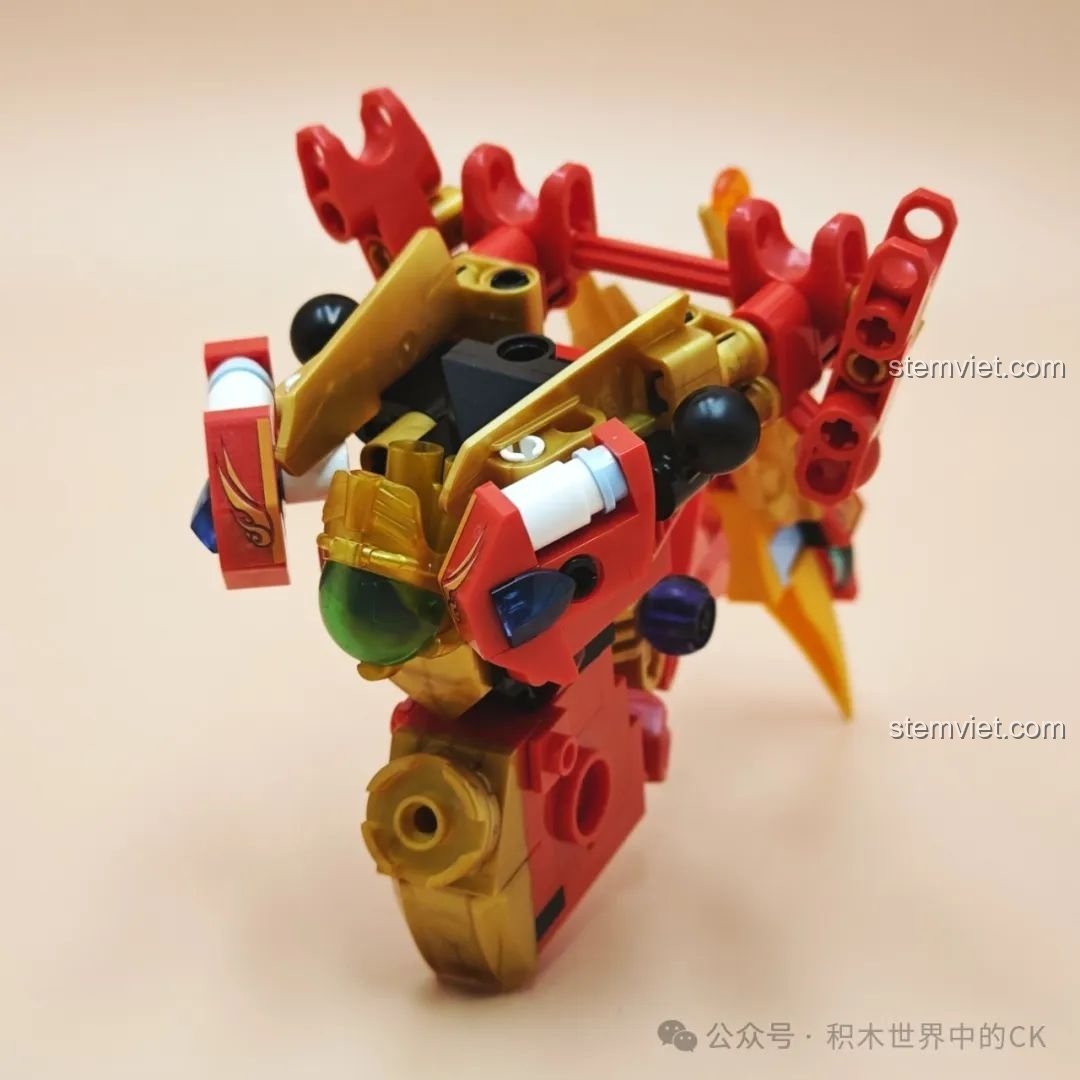 Quá trình lắp ráp phần thân của mô hình Robot biến hình Chu Tước, sử dụng các chi tiết technic màu đỏ và vàng.