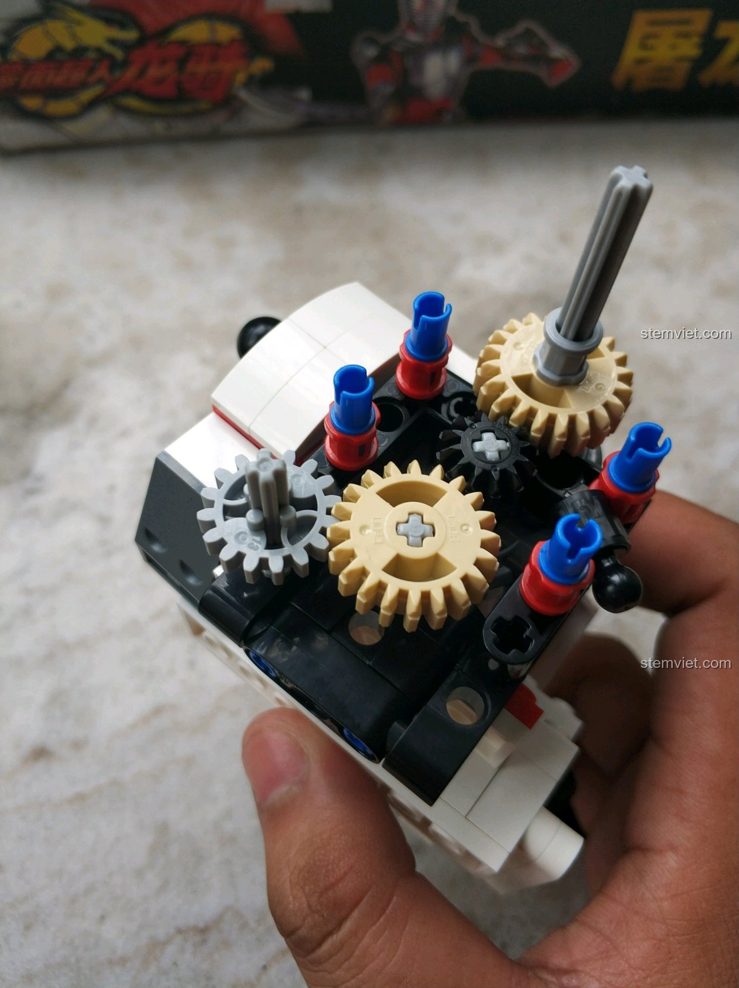 Quá trình lắp ráp phần thân với hệ thống bánh răng của mô hình Robot KAKA C51027.