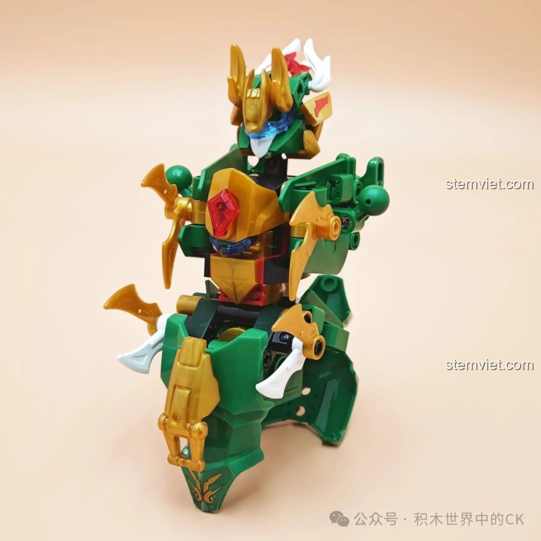 Quá trình lắp ráp phần thân của Robot Mecha Thanh Long, cho thấy cấu trúc khung xương phức tạp và chắc chắn.