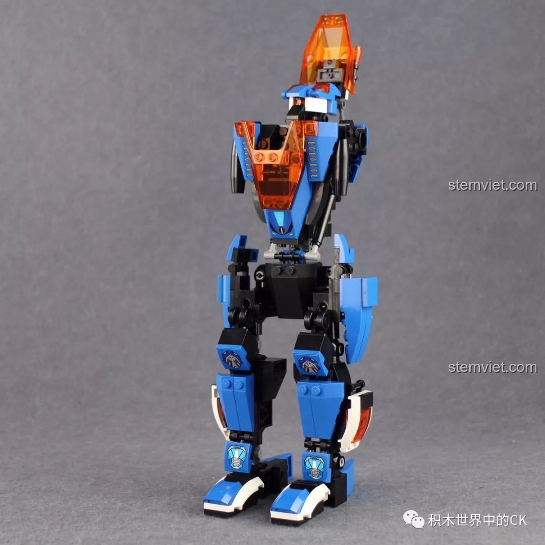 Mô hình robot Blade Warrior QMAN 3302 đang trong giai đoạn lắp ráp, đã hoàn thành phần thân và chân.