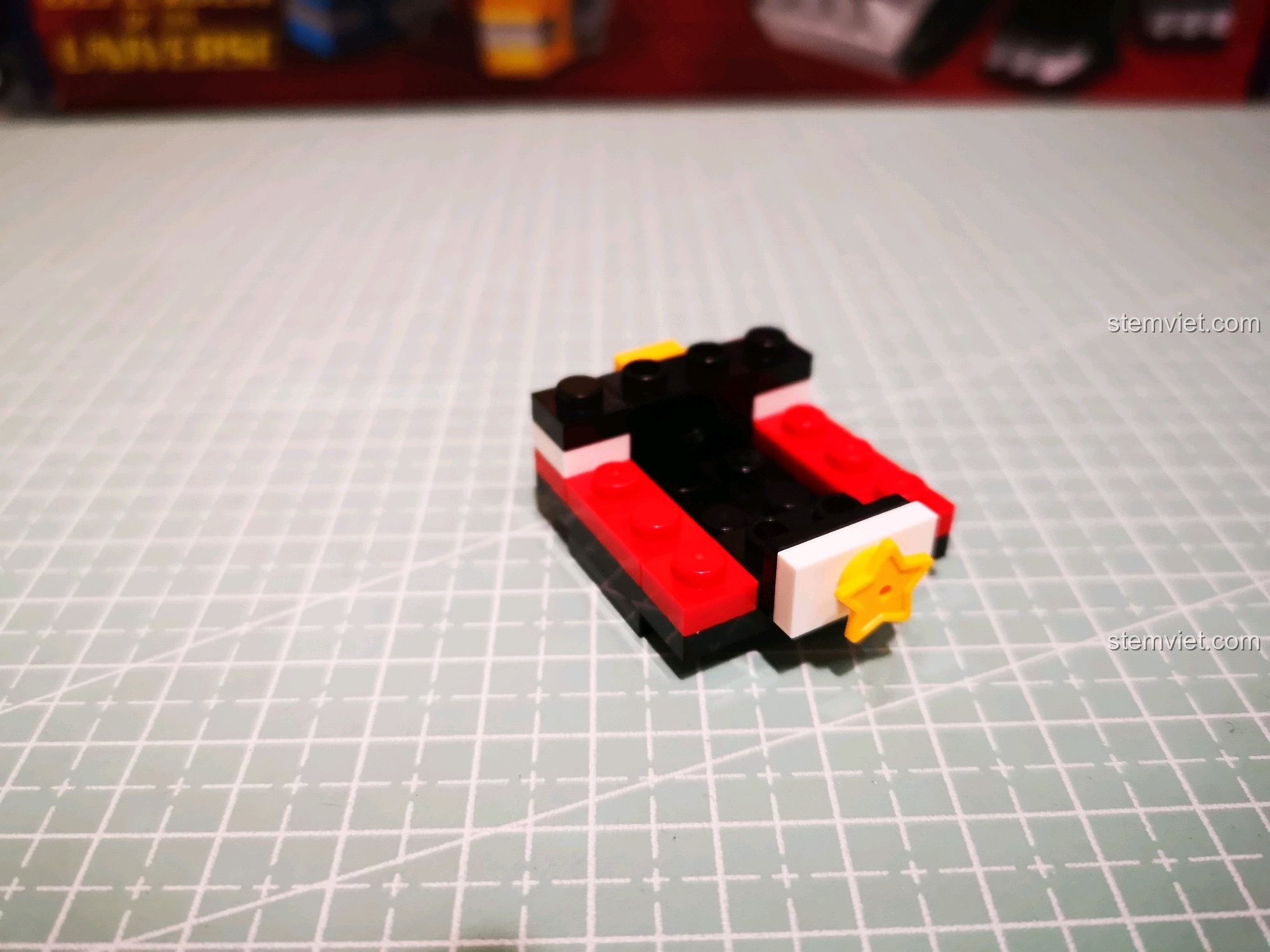 Lắp ráp phần thân của robot Voltron từ bộ Decool 18002.