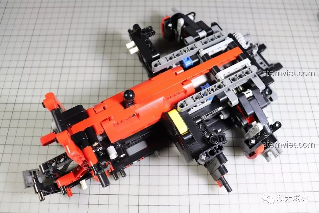 Lắp ráp phần thân sau của đồ chơi lắp ghép Veneno Roadster 50th Anniversary Mould King.