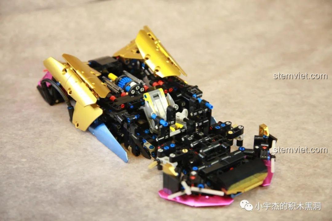 Quá trình lắp ráp phần thân sau của xe SEMBO 701924 với các chi tiết mạ vàng.