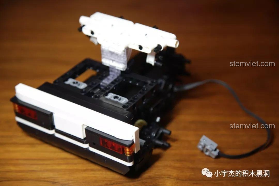 Giai đoạn lắp ráp phần thân sau và động cơ của mô hình Xe Đua Toyota AE86 Của Fujiwara Takumi.