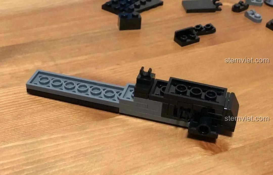 Lắp ráp phần thân sau của mô hình Sembo 202119 Trực thăng tấn công Z-10, bao gồm cơ chế cửa đuôi.