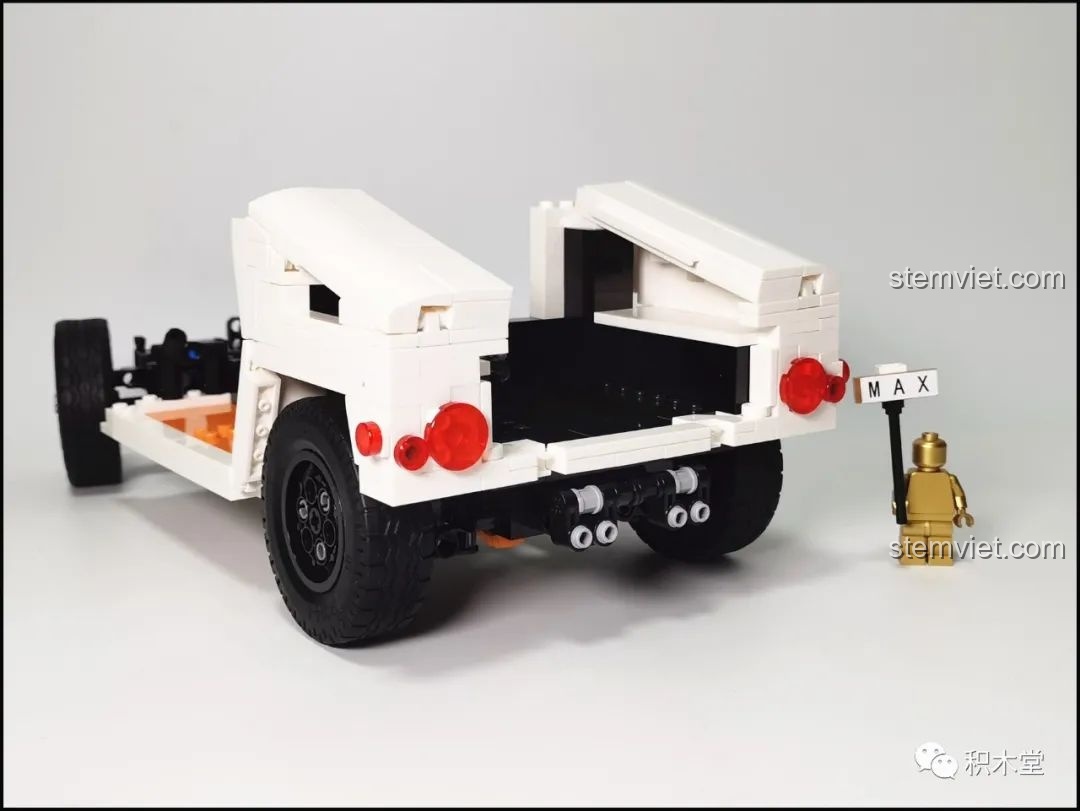 Lắp ráp phần thân sau của xe HMMWV CaDA C61027, các chi tiết gạch tạo nên những đường nét cứng cáp, chân thực.