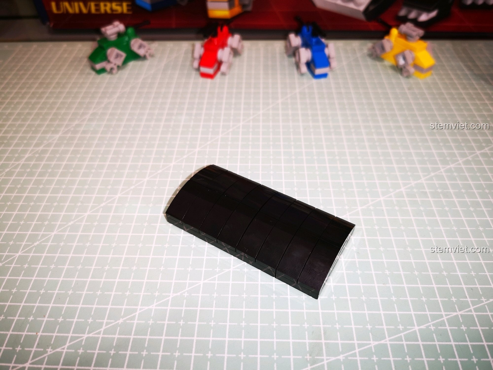 Bắt đầu lắp ráp phần thân của Sư tử Đen từ bộ đồ chơi mô hình 8002.