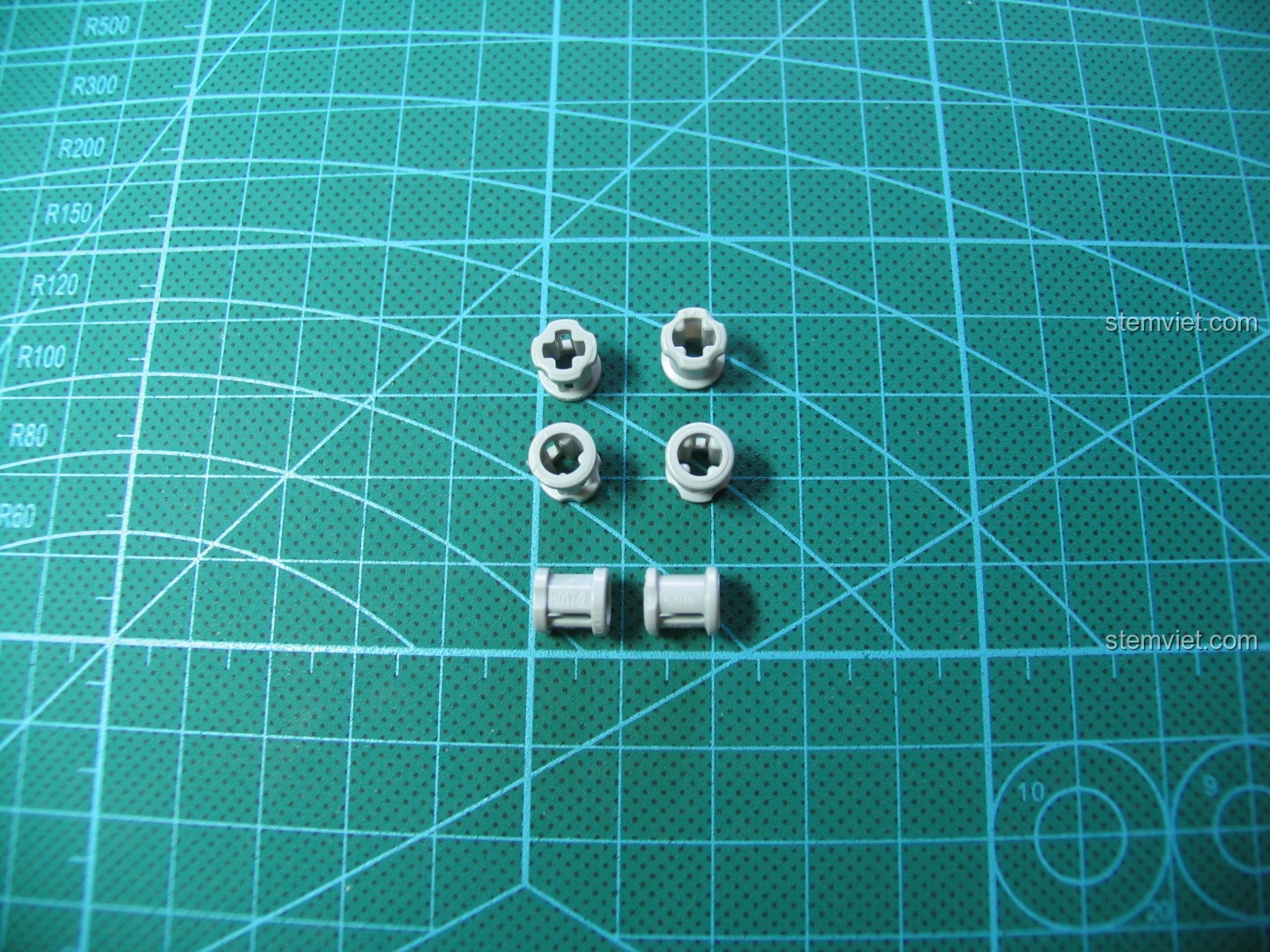 Bắt đầu lắp ráp phần thân súng của bộ lắp ráp Súng AK-47 1001, với các mảnh ghép màu đen và xanh.