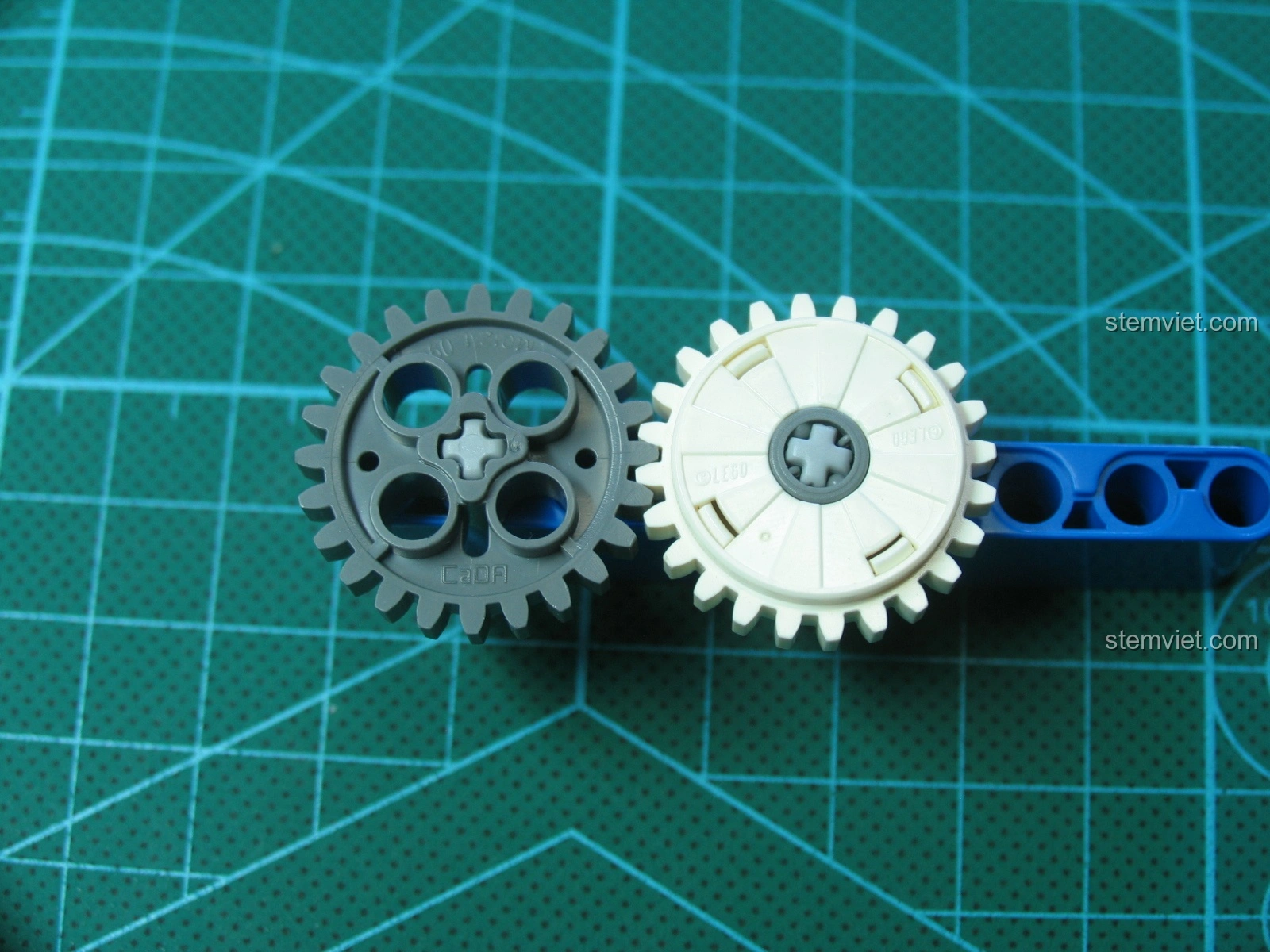 Tiếp tục lắp ráp phần thân súng của bộ đồ chơi C81001 giá tốt, với nhiều chốt xanh được thêm vào.