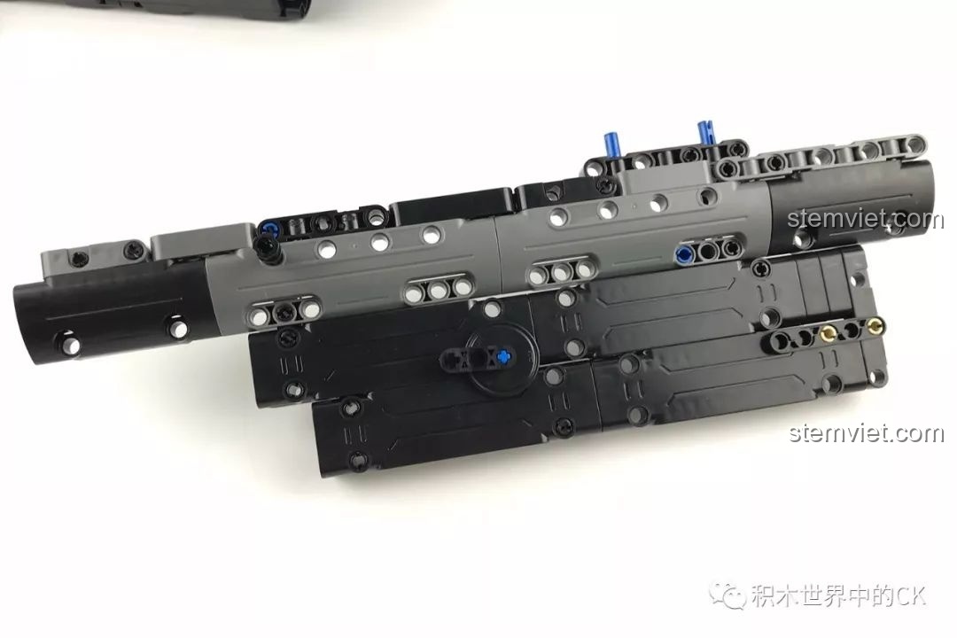 Lắp các panel vỏ cho thân súng trong bài đánh giá CaDA 81006 Súng tiểu liên MP5.