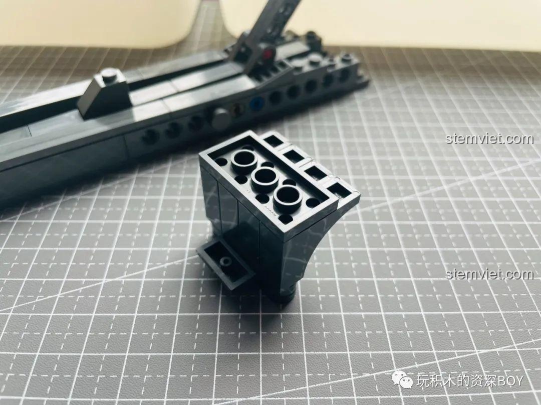 Chi tiết phần báng súng của PanlosBrick 670007 M1911, các mảnh ghép được xếp lớp tạo hình dáng đặc trưng.