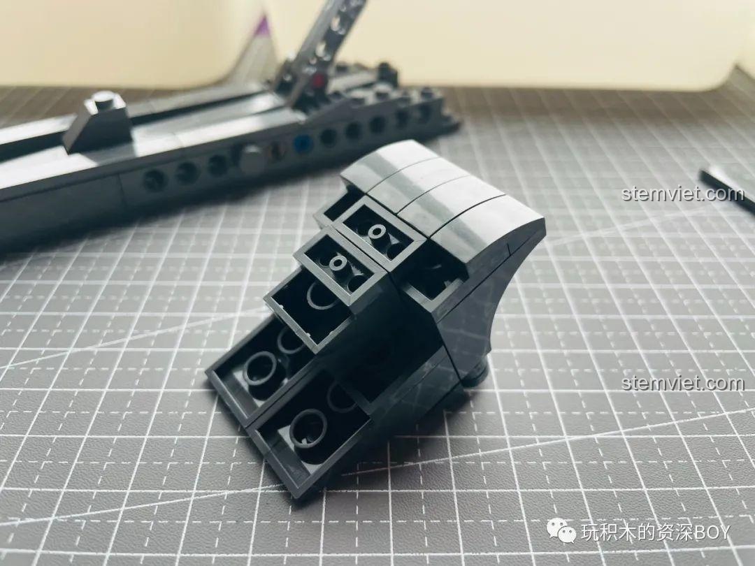 Phần báng súng của PanlosBrick 670007 M1911 đã hoàn thiện, sẵn sàng kết nối với thân súng.