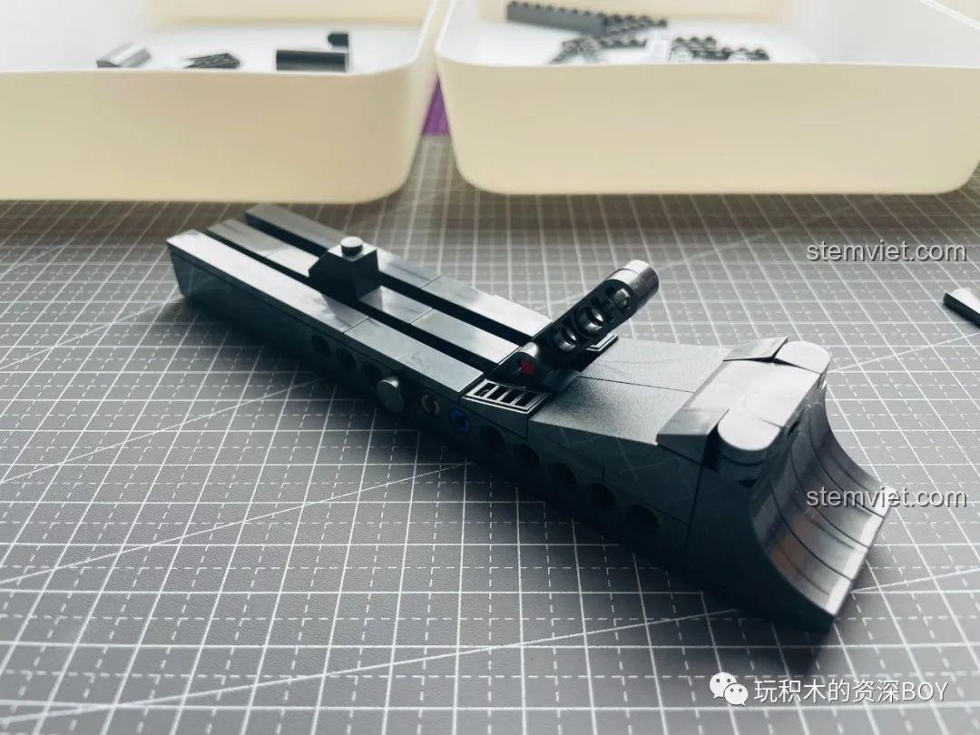 Thân súng và báng súng của PanlosBrick 670007 M1911 đang được kết nối, mô tả quá trình lắp ráp.