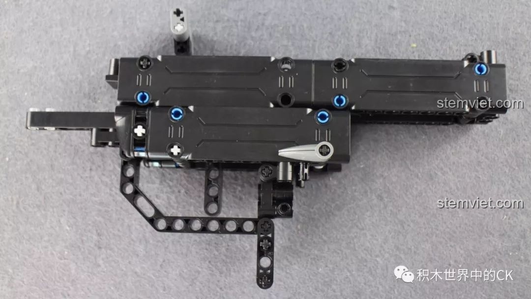 Gắn các tấm ốp bên ngoài vào khung súng UZI CaDA C81008, định hình vẻ ngoài hầm hố cho mô hình.