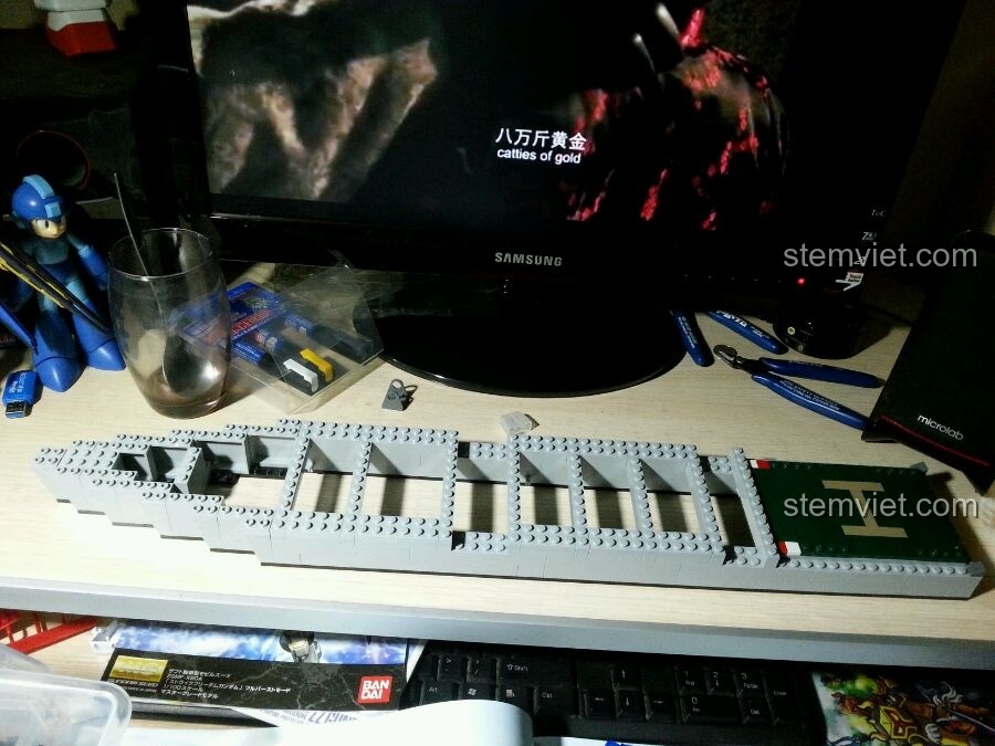 Phần thân tàu của bộ lắp ráp GUDI 8026 Tàu Hộ Vệ Tên Lửa đang dần hoàn thiện, với các khoang và sàn tàu được định hình.