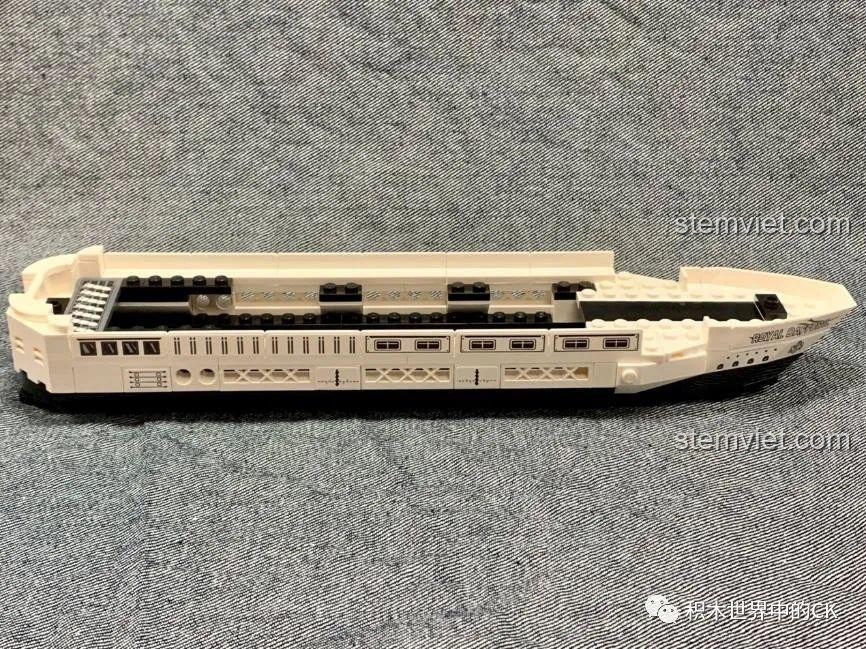 Quá trình lắp ráp phần thân của Tàu Hoàng Gia Daffodil, các chi tiết cửa sổ và tên tàu được dán sticker cẩn thận.