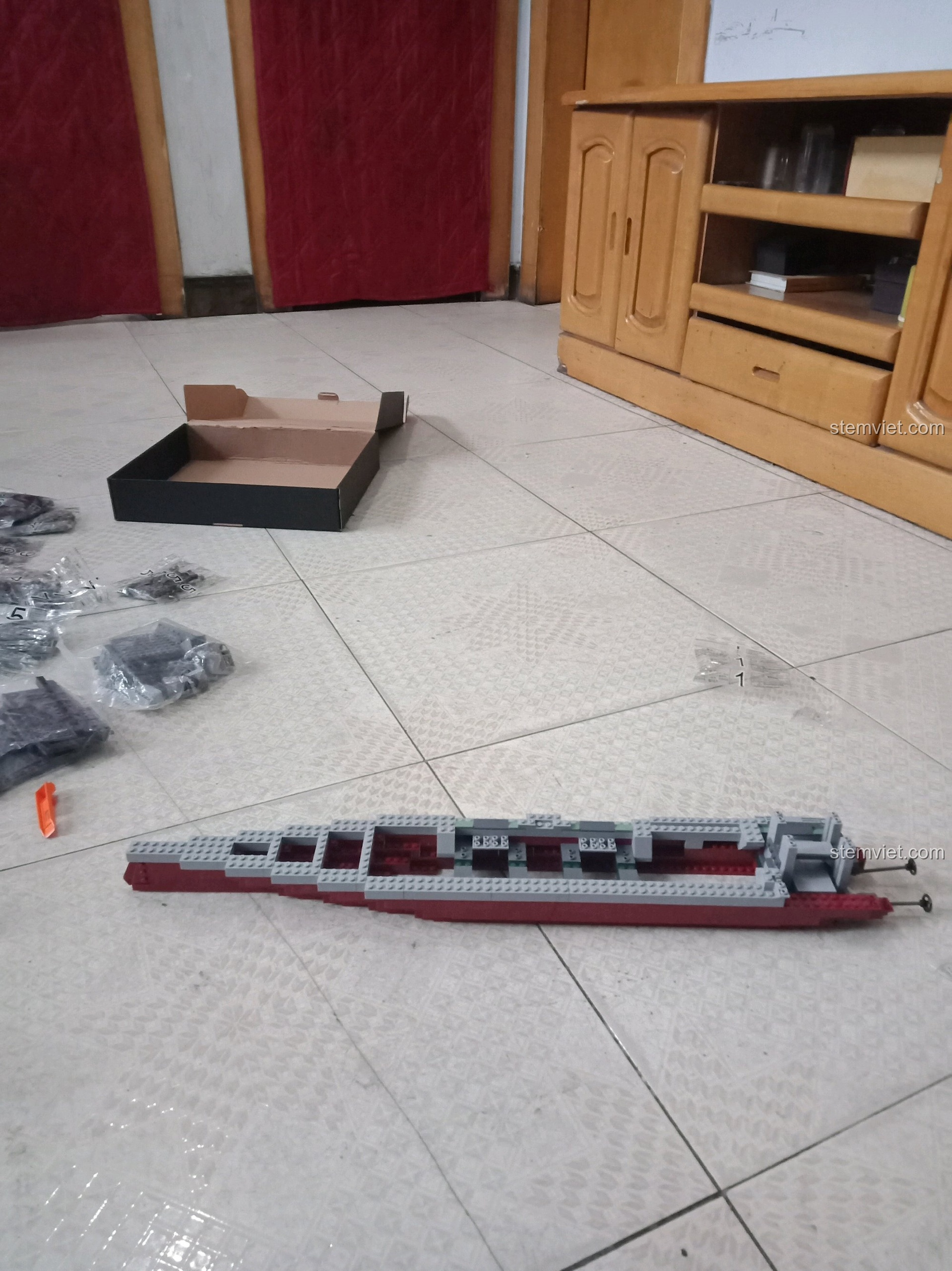 Giai đoạn đầu lắp ráp phần thân của bộ xếp hình Hàng không mẫu hạm USS Kitty Hawk CV-63 KY10002.