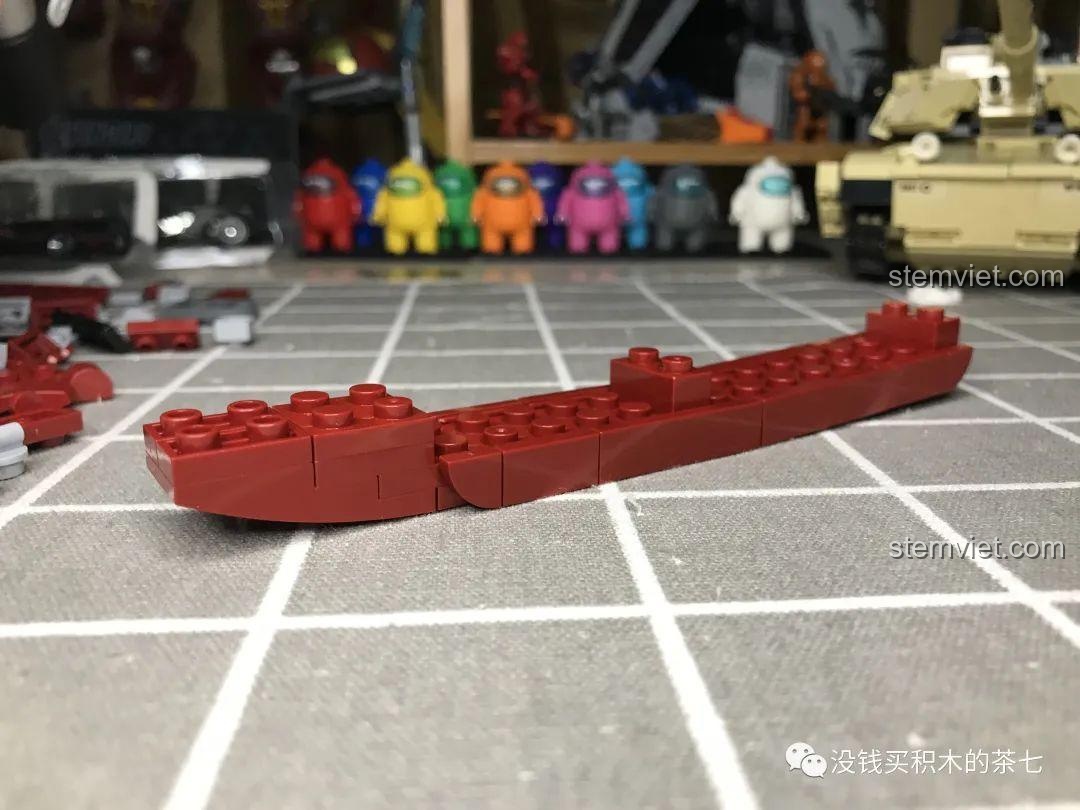 Phần thân tàu sân bay Liêu Ninh đang được lắp ráp, các mảnh ghép màu đỏ khớp nối với nhau tạo thành hình dáng ban đầu.