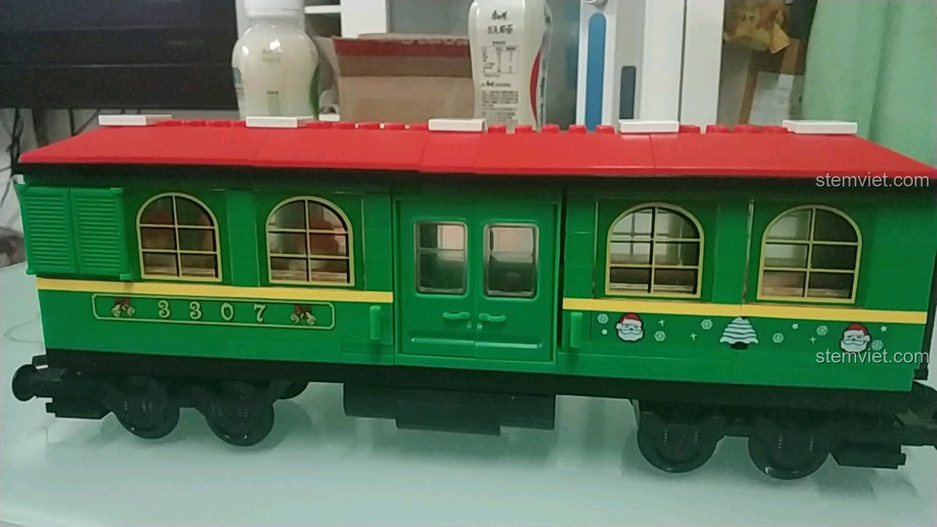 Công đoạn cuối cùng, lắp ráp thân tàu vào khung bánh xe của bộ Enlighten 626.