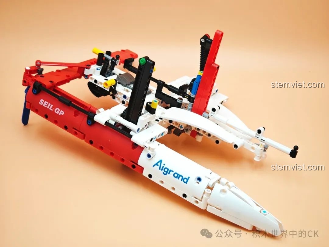 Mô hình thuyền buồm JIESTAR 58124 đang trong quá trình hoàn thiện phần thân và hai phao nổi đặc trưng.