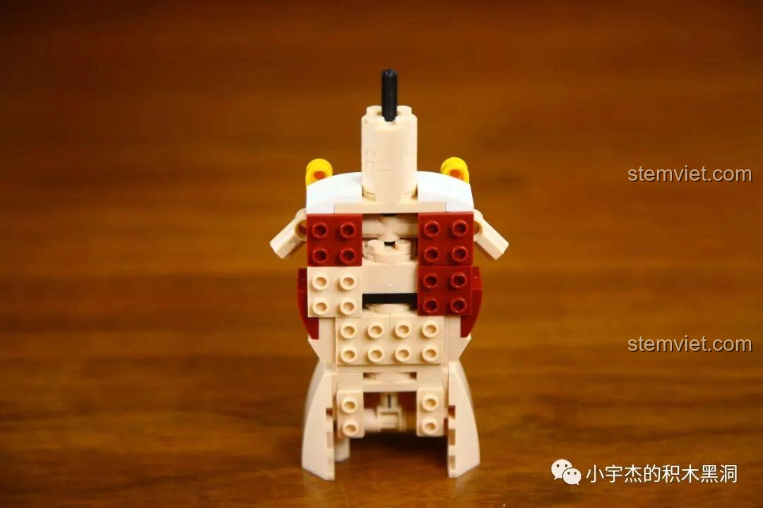 Phần thân trên của mô hình Boa Hancock KBOX 10303 đang được lắp ráp, với các mảnh ghép màu be và đỏ.