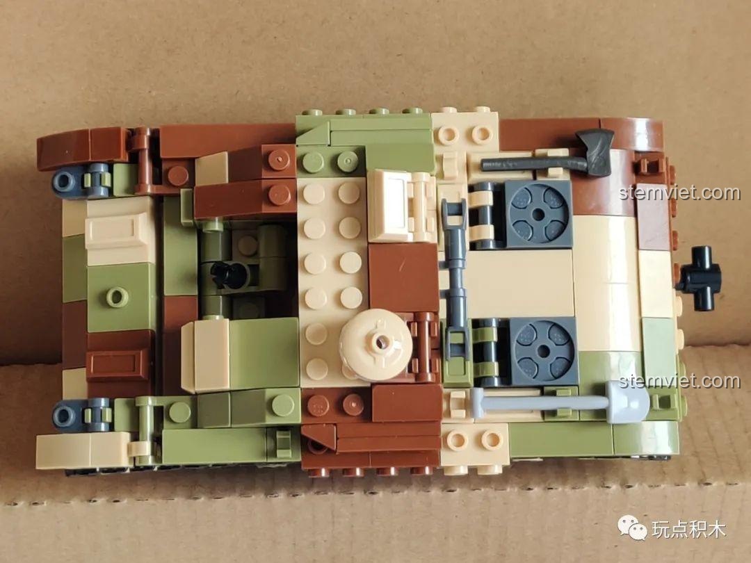 Lắp ráp phần thân trên của xe tăng diệt StuG III 858 với các mảng màu rằn ri.