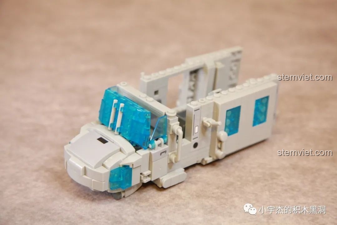 Quá trình lắp ráp phần thân và buồng lái của mô hình trực thăng UH-60 Black Hawk từ bộ WOMA C0897.