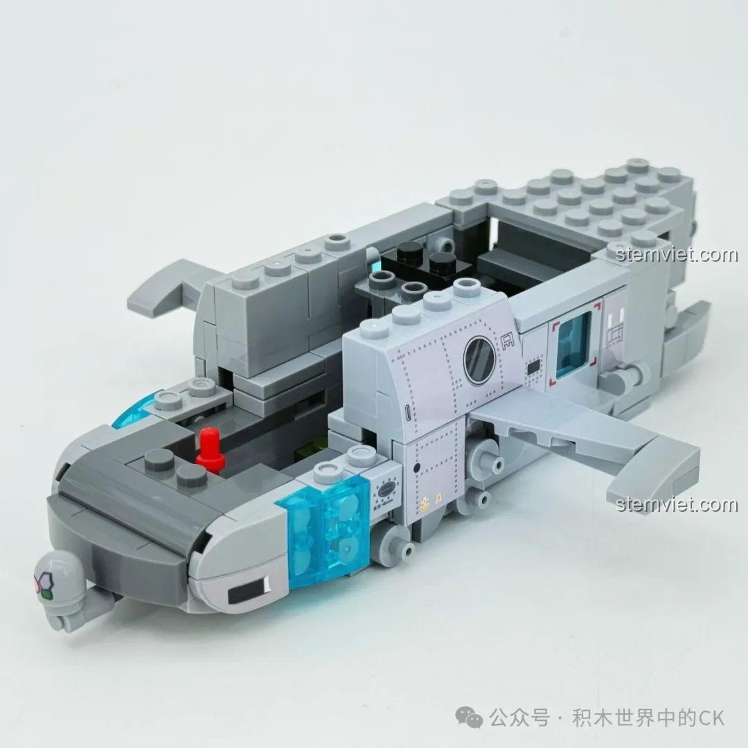 Quá trình lắp ráp trực thăng Z-20J từ những mảnh ghép đầu tiên trong bộ đồ chơi mô hình Phi đội bay trên tàu sân.