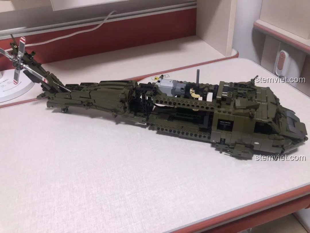 Mô hình Trực thăng Z-20 SEMBO 705992 đang trong quá trình lắp ráp, đã hoàn thiện phần đầu và đuôi máy bay.