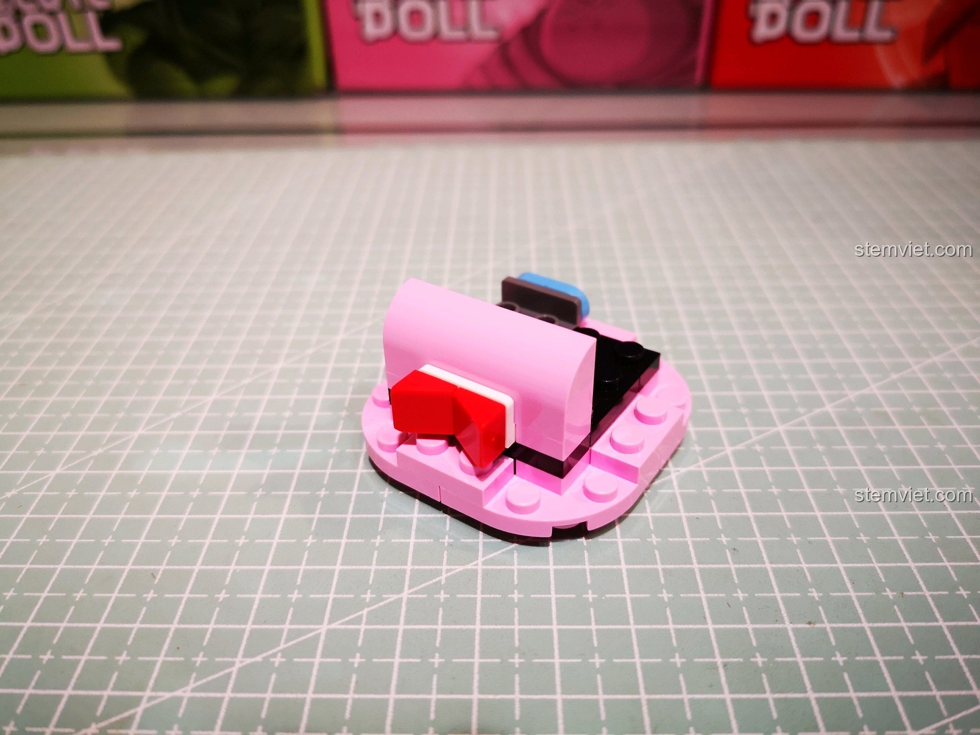 Quá trình lắp ráp phần thân váy trong bộ đồ chơi lắp ráp 6826 giá tốt, chi tiết nhỏ được thêm vào.