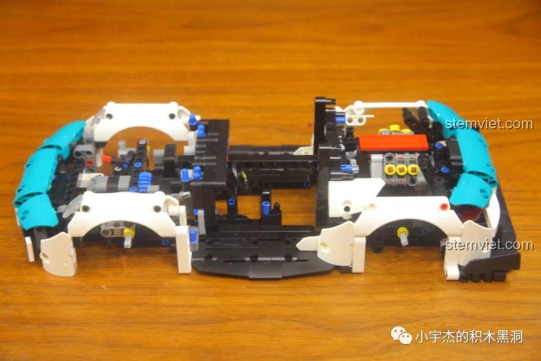 Quá trình lắp ráp phần thân vỏ hai bên vào khung gầm của mô hình Porsche 911 GT3 RS KBOX 10214.