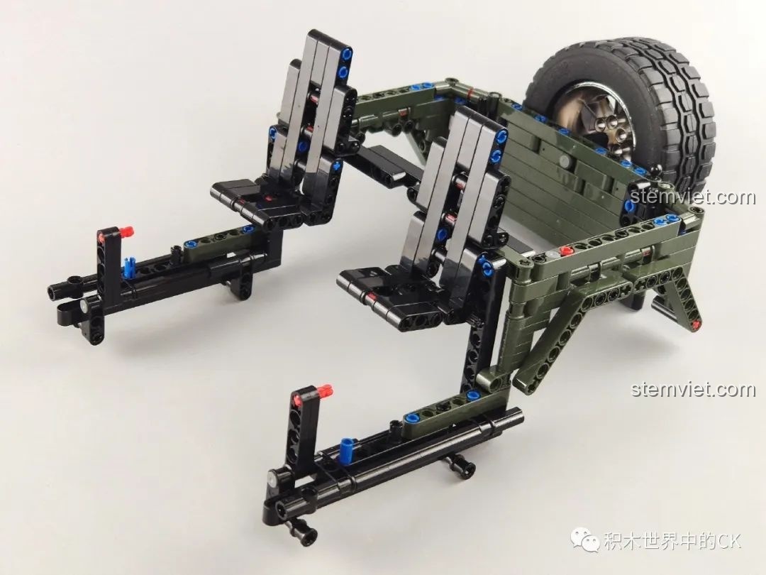 Lắp ráp phần thân sau và ghế ngồi của mô hình Jeep Rubicon, màu xanh quân đội bắt đầu xuất hiện.