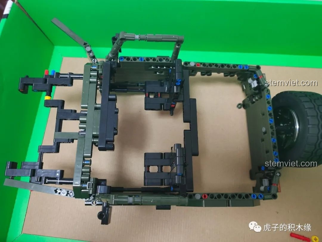 Lắp ráp phần thân vỏ của xe Mould King 13124D, sử dụng kết cấu thân xe không chịu lực.