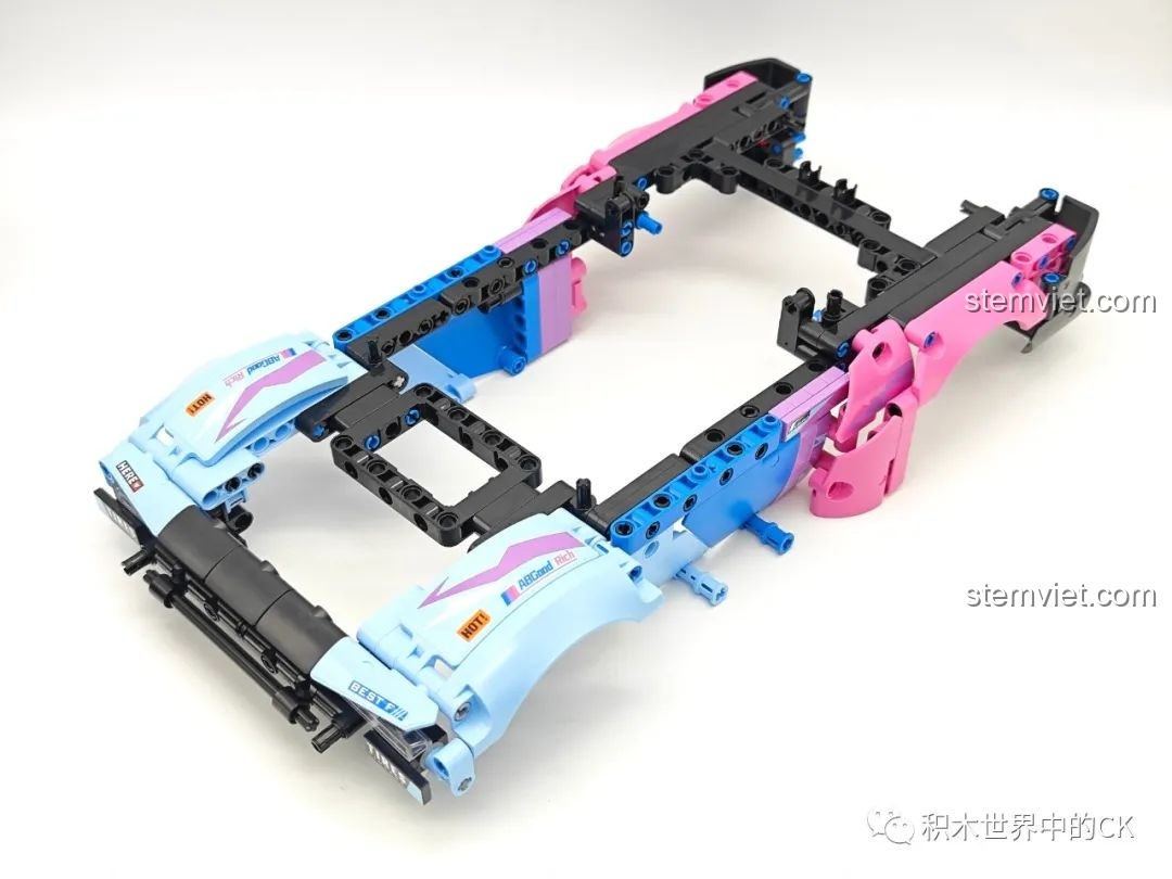 Lắp ráp phần thân vỏ màu xanh và hồng của bộ đồ chơi xây dựng Xe bán tải hầm hố 715006.