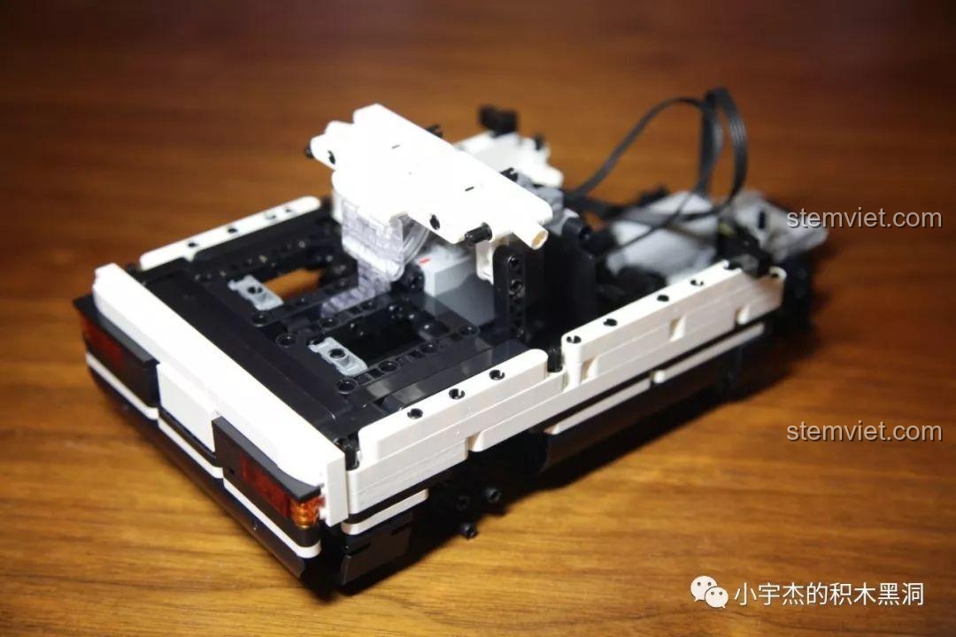 Chiếc xe đang dần thành hình với phần thân vỏ màu trắng và đen đặc trưng.