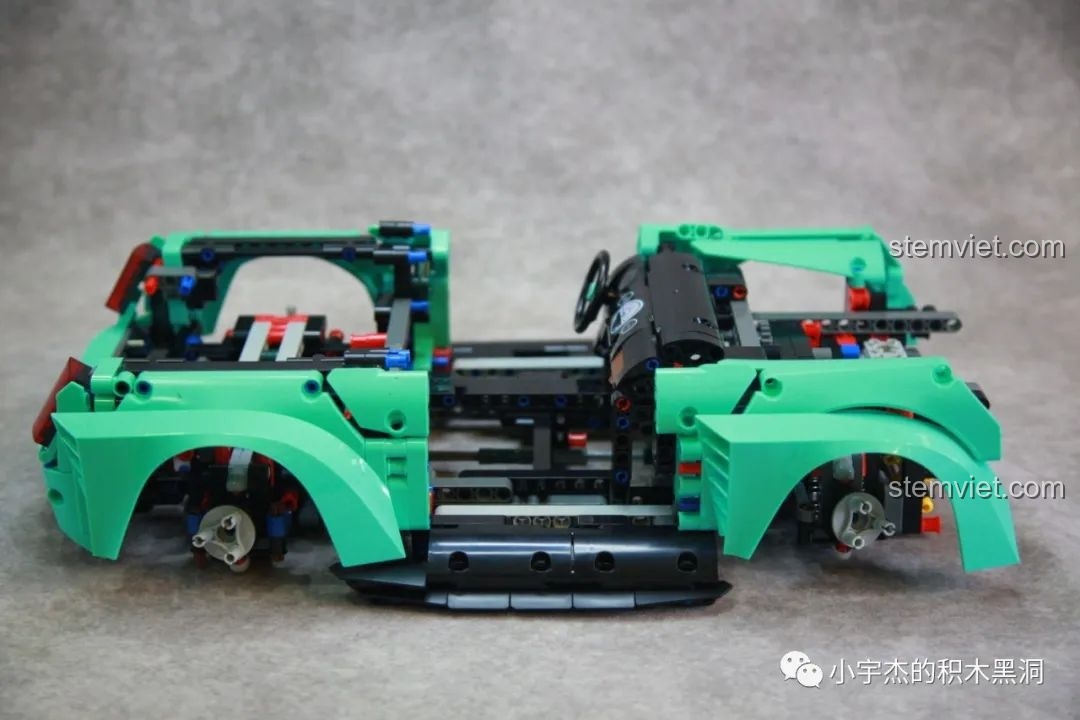 Thân xe K-Box 10505 đang được lắp ráp với các tấm panel màu xanh và vè che bánh xe.