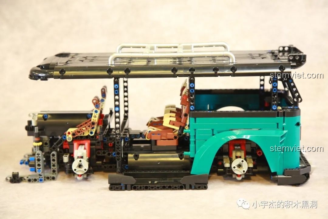 Quá trình lắp ráp thân xe Volkswagen T1 K Box 10510, phần đuôi xe và mui xe đã được dựng lên.