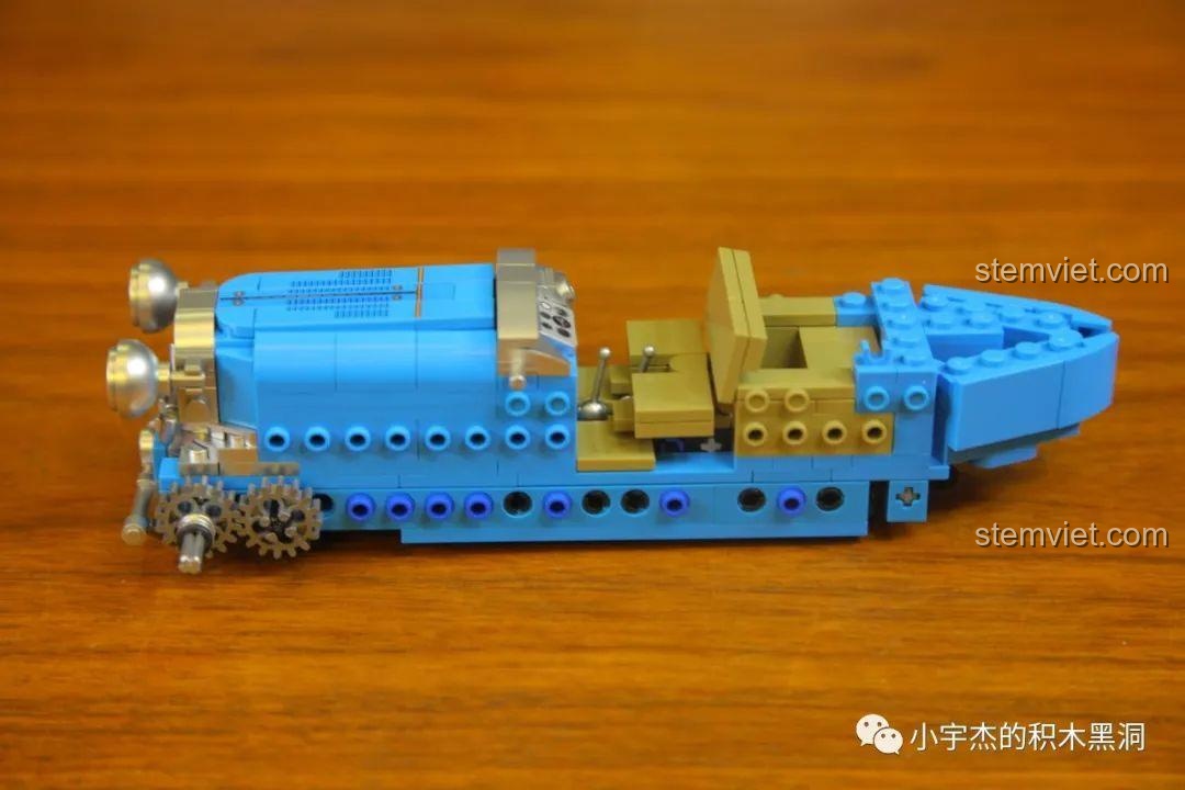 Quá trình lắp ráp thân xe và khoang lái của mô hình Bugatti T38A, các chi tiết màu xanh và nâu kết hợp hài hòa.