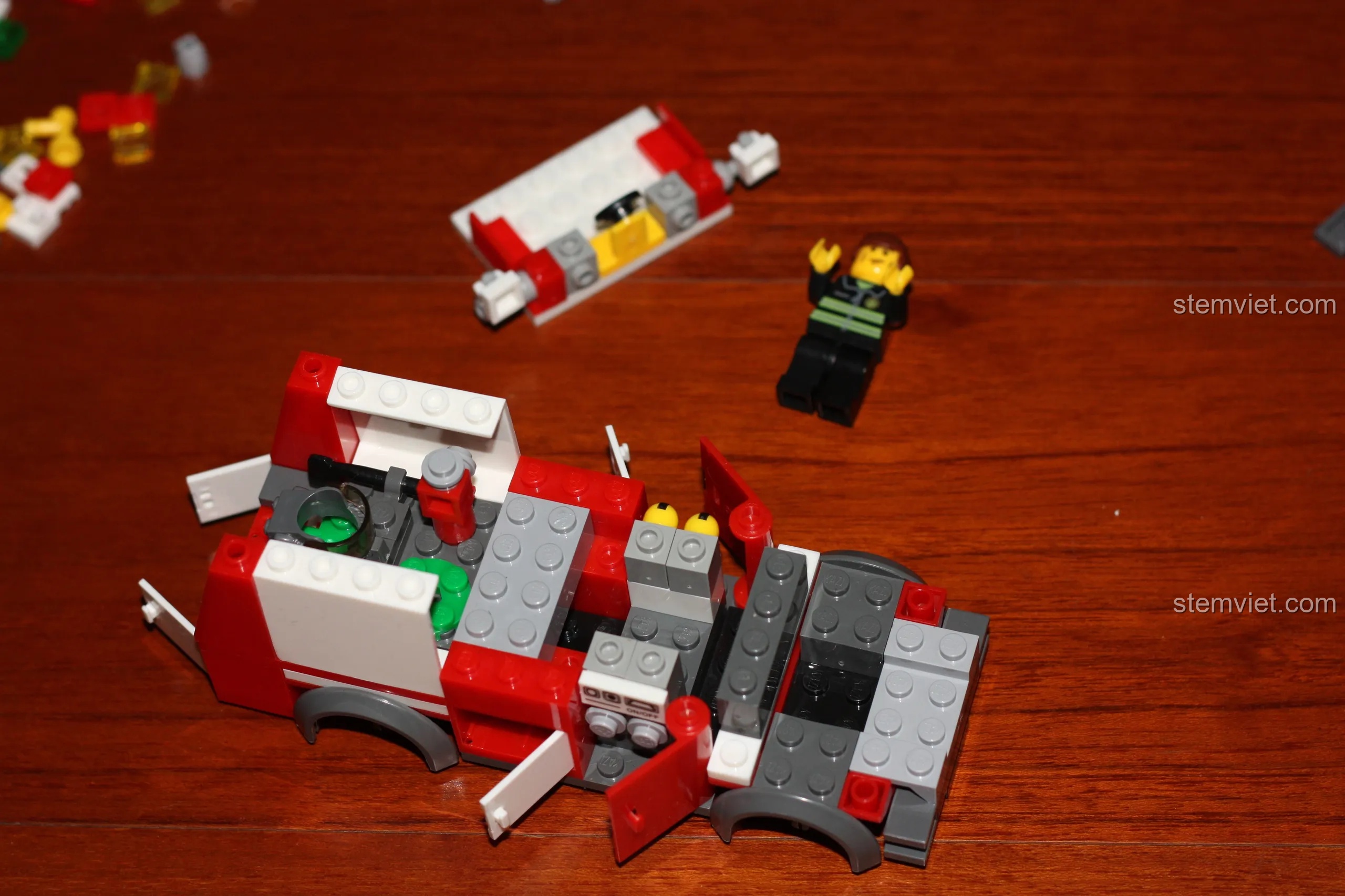 Giai đoạn đầu lắp ráp bộ Xe Lính Cứu Hỏa KY 8054, phần thân xe và cabin đang dần được định hình.