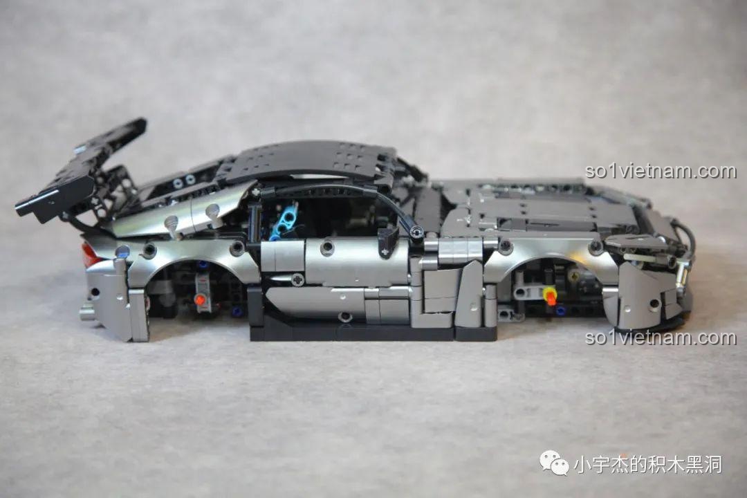 Mô hình xe Mercedes AMG Bạc Quỷ MJ Blocks 8620A đang trong quá trình lắp ráp phần thân vỏ, để lộ nội thất bên trong.