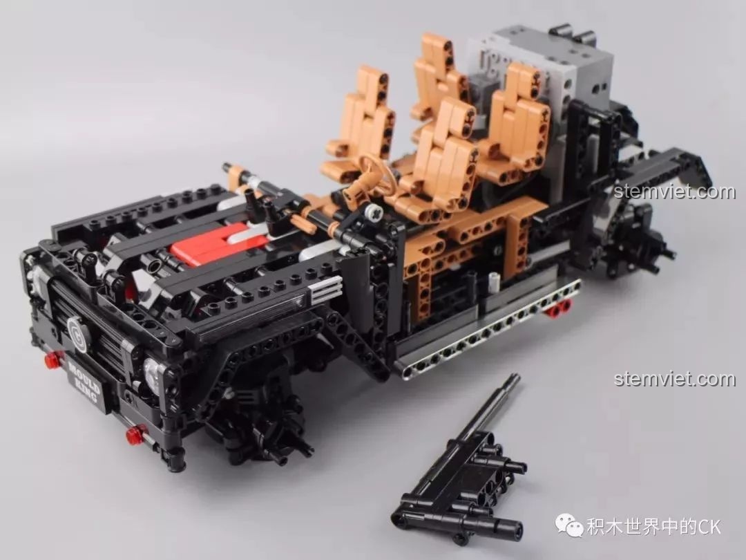 Lắp ráp các tấm ốp thân xe vào khung của mô hình Mould King 13070, các chi tiết có độ bóng cao.