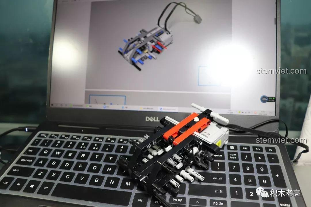 Phần thân xe màu đỏ của Mould King 13106 Xe Nâng Hàng được lắp vào khung, tạo nên hình dáng cơ bản.